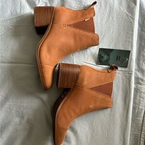 Tom booties. Size 8. Smoke free, pet friendly home.